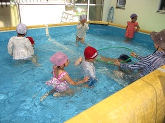3歳児こあら組がプール遊びをしている様子の写真