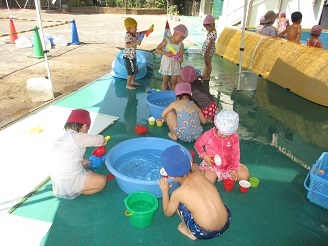 3歳児こあら組がプール遊びをしている様子の写真