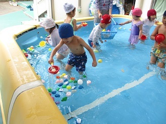 3歳児こあら組のプールじまいの様子の写真