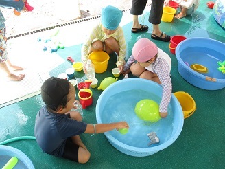 4歳児ぱんだ組が水遊びをしている様子の写真