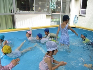 5歳児らいおん組がプール遊びをしている様子の写真
