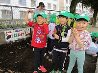 掘れた芋を見せてくれている様子の写真