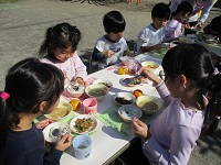 芋煮会の会食をしている様子の写真