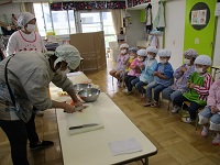 調理している4歳児の様子の写真