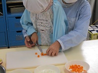 調理をしている様子の写真