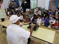芋煮が出来上がるまでのデモストレーションの話をしている様子の写真