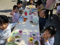 会食をしている様子の写真