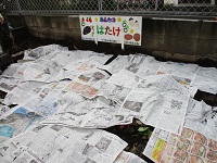 混ぜ合わせた土に新聞紙を広げている様子の写真