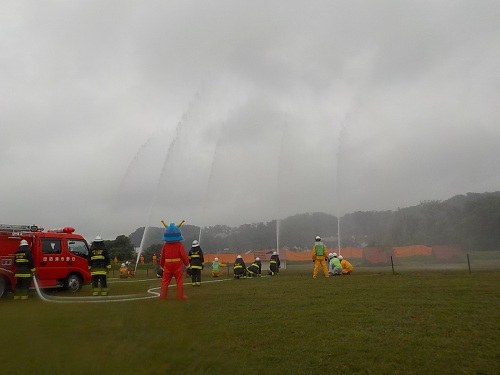 写真：救出救助演習の一斉放水の様子