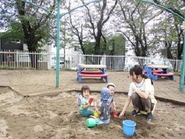 0歳児ひよこ組さんの砂場遊びの様子の写真