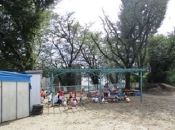 1歳児りす組、2歳児うさぎ組の砂場遊びの様子の写真