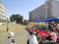 園庭にこども集合