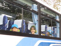 5歳児がバスに乗っている