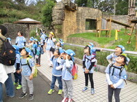 5歳が見上げている