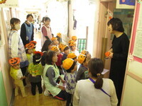 歩く子どもたち