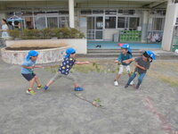 ツルで綱引きあそび