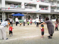 2歳児親子で踊る