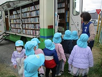 ひまわり号が来て並んでいる写真