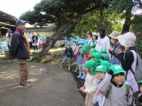 リンゴ農家にお礼をしている様子の写真