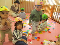 1歳児部屋で遊んでいる写真
