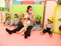 1歳児壁に寄りかかっている写真