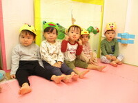 1歳児が並んでいる写真