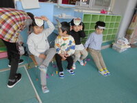 廊下で待機している3歳児の写真