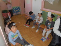 廊下で待機している3歳の写真