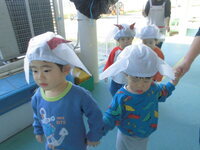 ヤギの被り物をしている2歳の写真