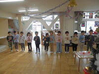 5歳児がハンドベルをしている写真2