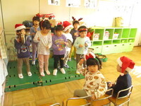 楽器を鳴らす3歳の写真