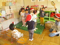 3歳楽器を鳴らしている写真