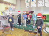 3歳児が楽器を演奏している写真3