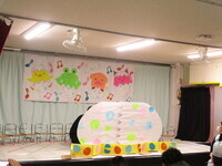 舞台に卵が乗っている写真