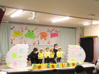 卵からひよこ1歳児がでてきた写真