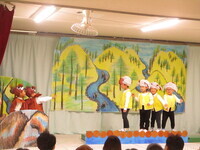 大きいやぎとがらがらどんが戦ってる写真