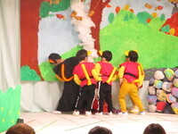 ひげ猫侍たちがおしりを振っている写真