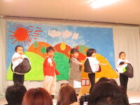 おじいさん、おばあさん、おにぎりが踊ってる写真