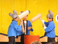 ねずみがもちつきをしている写真