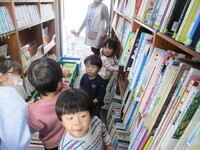 絵本をえらぶ子どもたちの写真