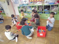 5歳児が井形ブロックを拭いている写真