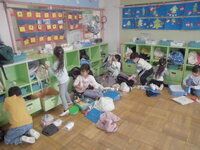 ロッカーから物を出している写真