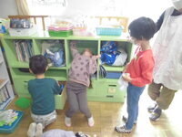 ロッカーを拭いている写真2