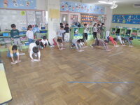 床を雑巾がけをしている写真