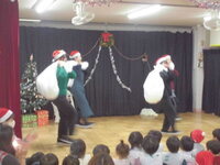 職員が踊っている写真