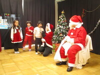 サンタさんに質問している写真