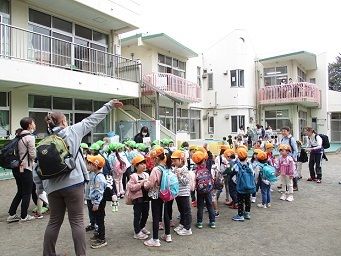 4.5歳児クラスが保育園のお友だちに手を振っている様子の写真