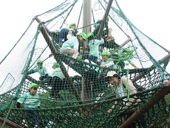 5歳児らいおん組が大きなジャングルジムに上っている様子の写真