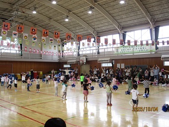 3歳児クラスの子どもがポンポンを持って踊っている様子の写真