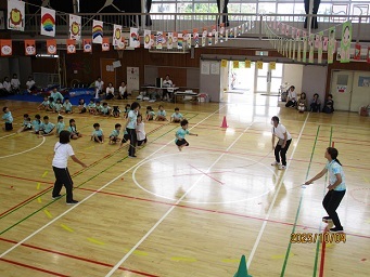 5歳児の子どもが大縄跳びを飛んでいる様子の写真